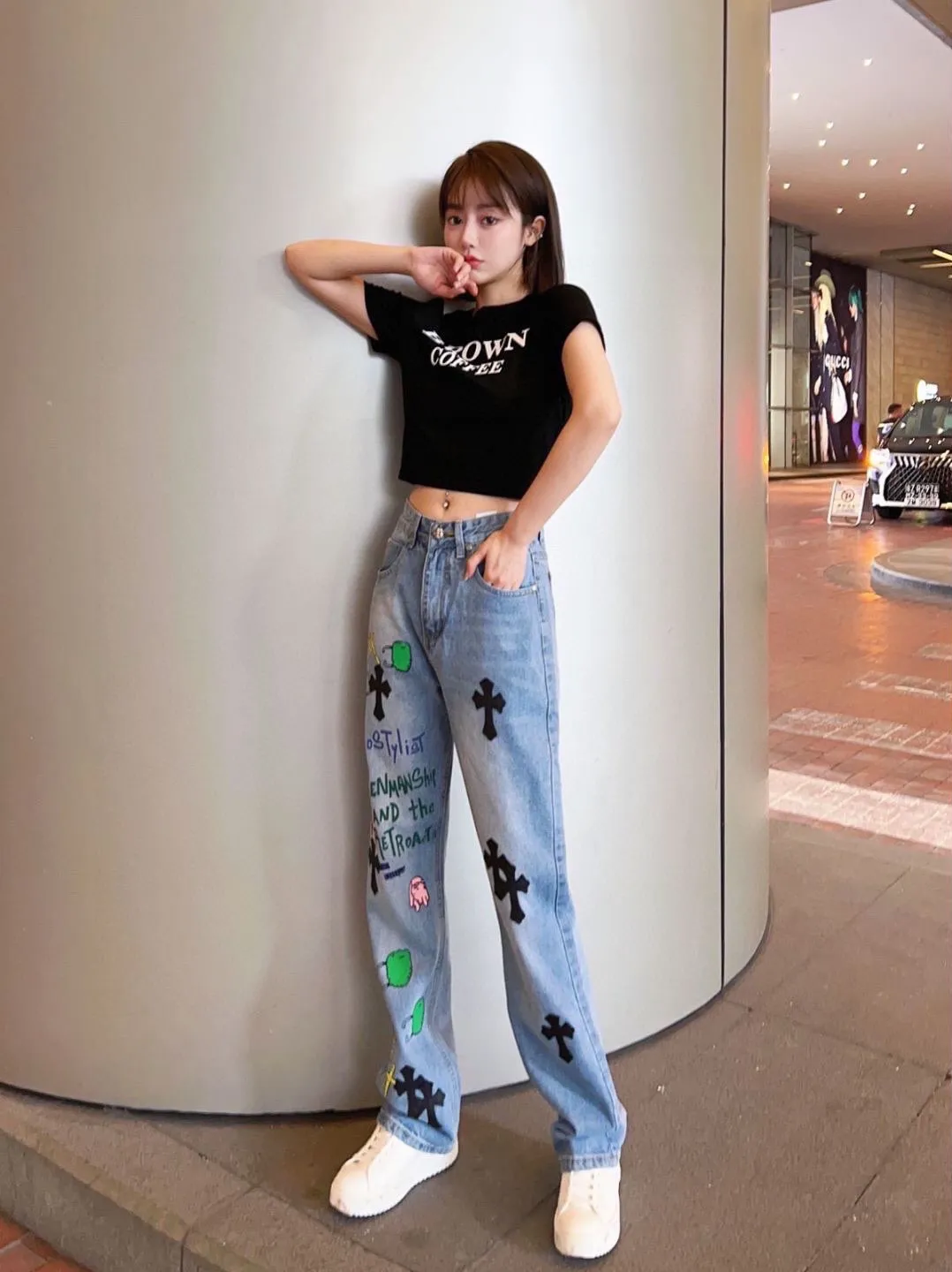 P230 Top version (printed black leather) Top version Chrome Hearts jeans with leather and black denim. As we all know, chromehearts jeans use vintage Levis jeans as the base plate for creation. They usually add their own unique silver buckles and silver ornaments, plus leather embellishments. This is what doubles the value of these vintage jeans, because the base plate is Vintage jeans, jeans themselves have become very soft and comfortable after years of baptism, which can be distinguished from ordinary jeans. Regarding the size, you should also refer to the pants data. Style number: 1255# Color: printed black leather Size: 28 30 32 34 28 Waist 86 Hips 100 Pants length 102 30 Waist 90 Hips 104 Pants length 104 32 Waist 94 Hips 108, pants length 106 34, waist 98, hips 112, pants length 110